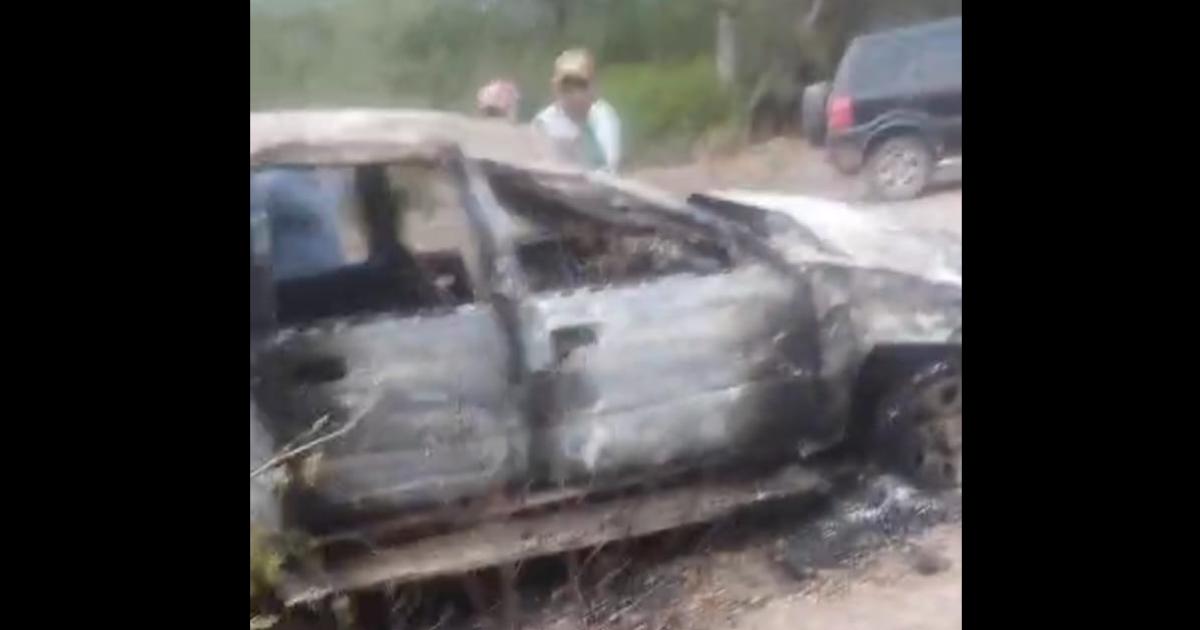 Incendian y destruyen camioneta 48 horas despueacutes de sufrir un vuelco