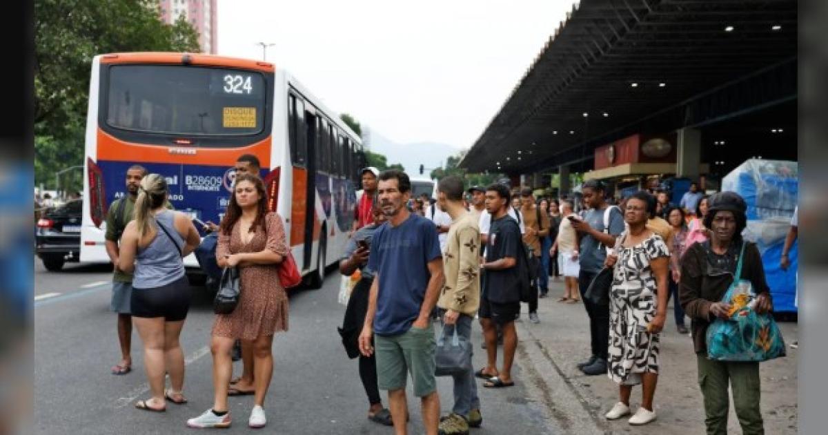Imagen cedida por la Agencia Brasil el 28 de octubre de 2025 de personas esperando el transporte pblico que se vio afectado por una megaoperación de las fuerzas de seguridad
