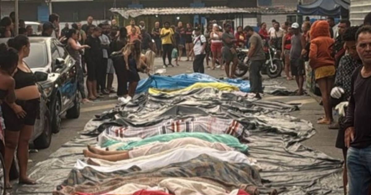 Vecinos recuperaron los cuerpos y los trasladaron a la plaza de la favela (Imagen- Redes sociales)