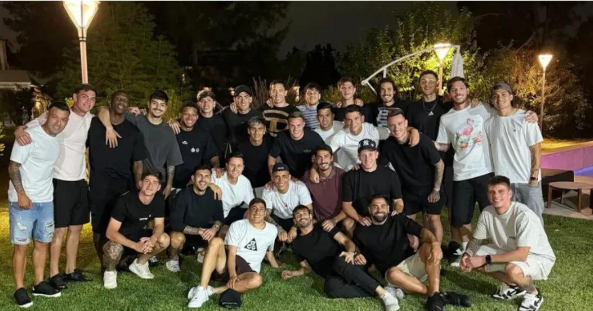 El equipo de Úbeda compartió un grato momento luego de ganarle a Barracas Central