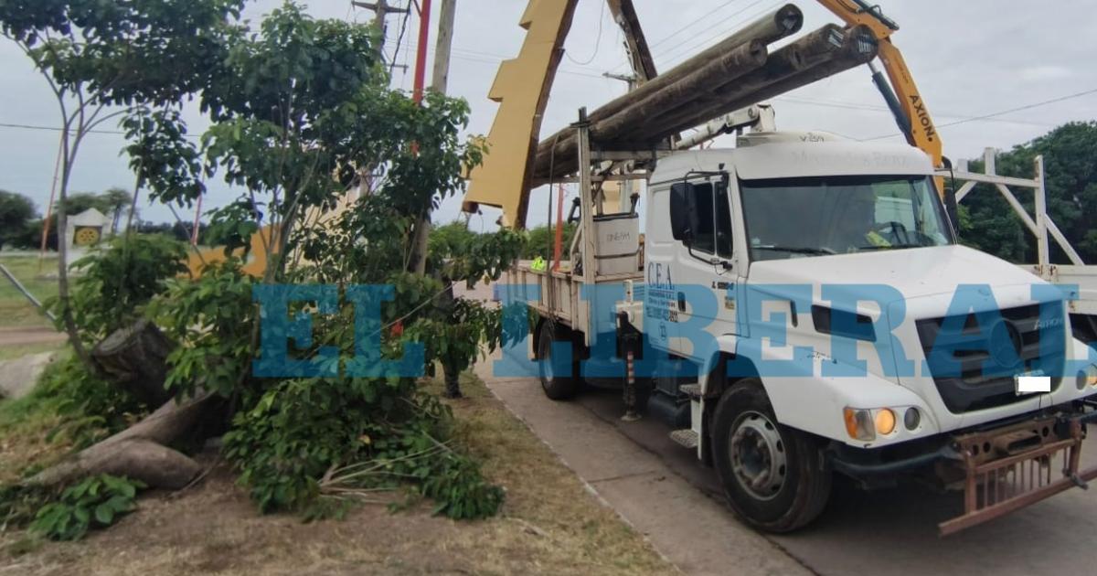 Un camión derribó el arco de ingreso a Fern�ndez- se registraron daños materiales