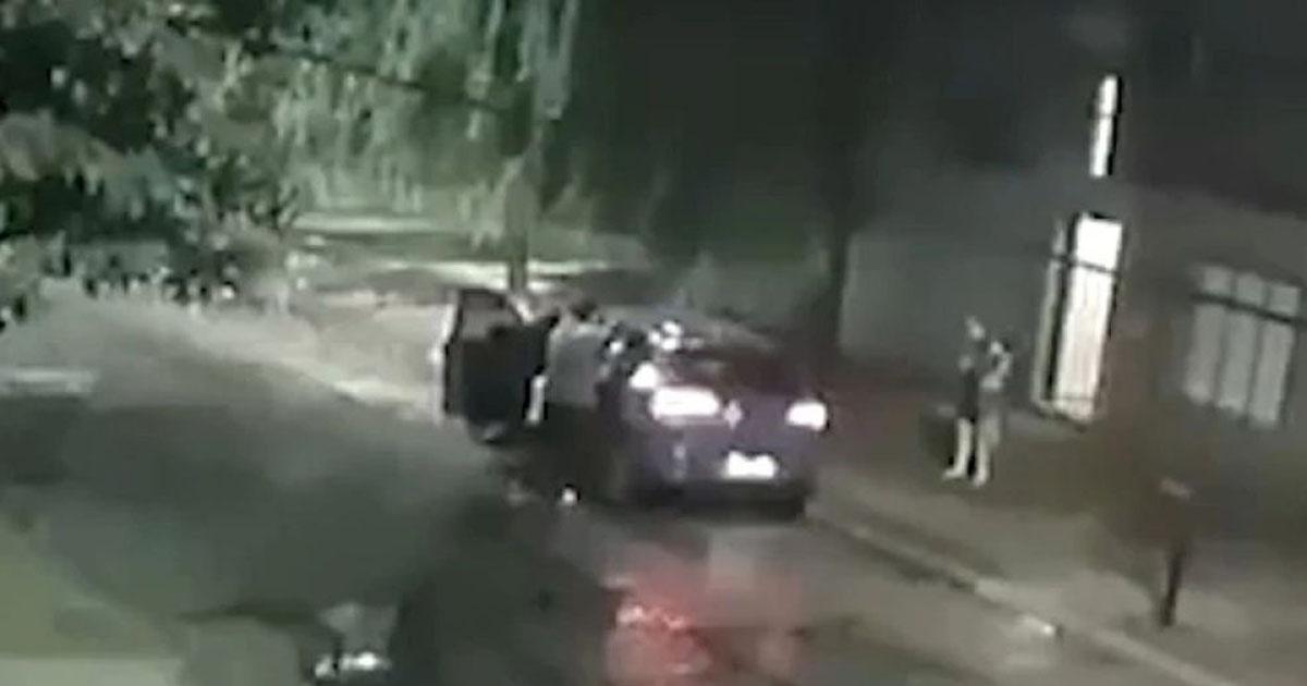 Violento- ladrones intentaron robarle el auto con su bebeacute adentro