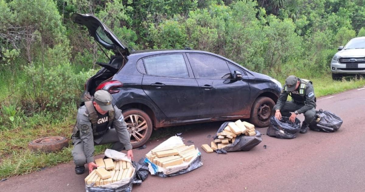 Misterio- Gendarmeriacutea halloacute un Peugeot 208 abandonado y cargado con 126 kilos de droga