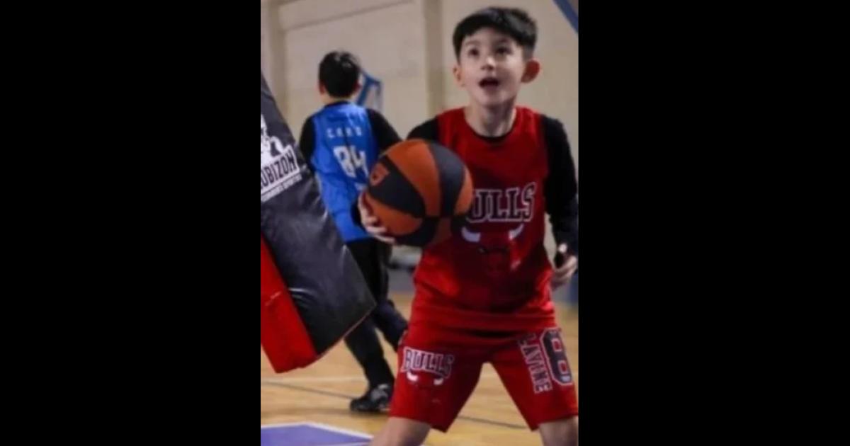 Un chico de 8 antildeos estaacute internado grave despueacutes de que se le cayera encima un arco 