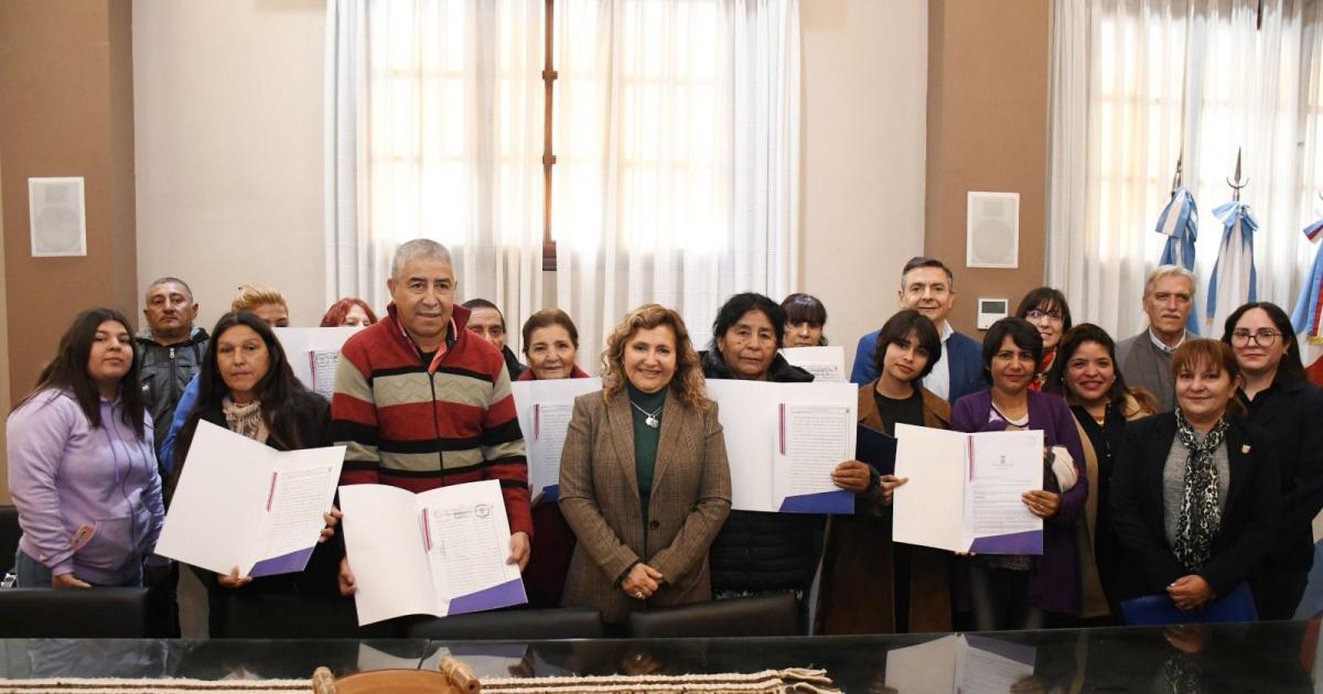 Fuentes entregoacute escrituras a vecinos para regularizar la situacioacuten de sus inmuebles