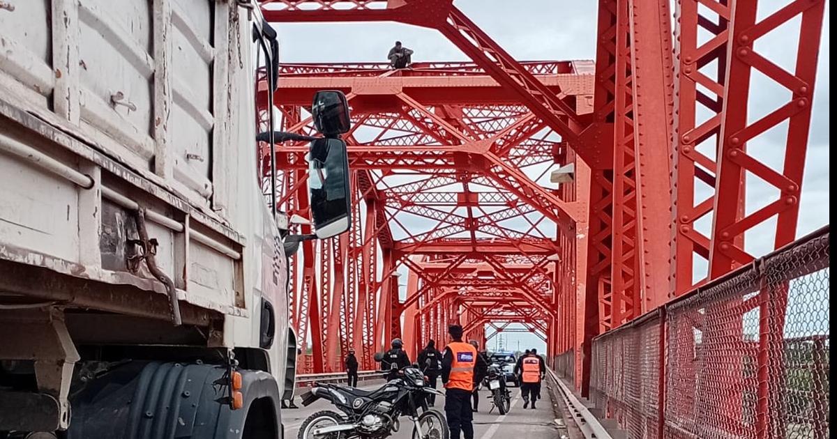 Catamarquentildeo subioacute a la parte superior del Carretero y amenazoacute con arrojarse