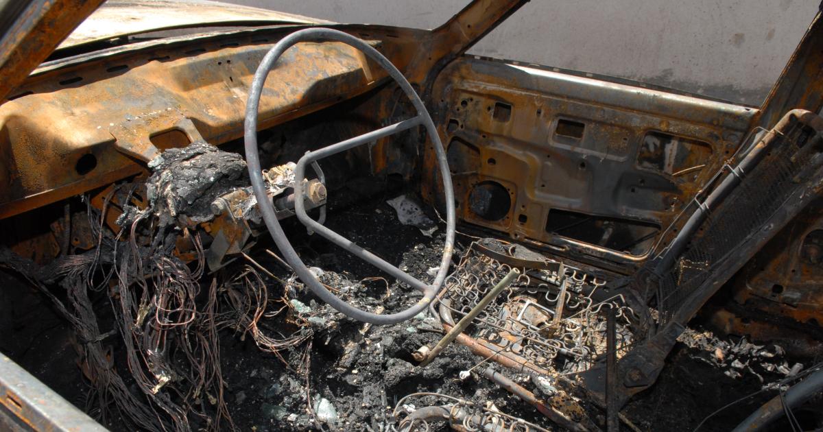 Su esposa le quemoacute el automoacutevil tras descubrir que le era infiel