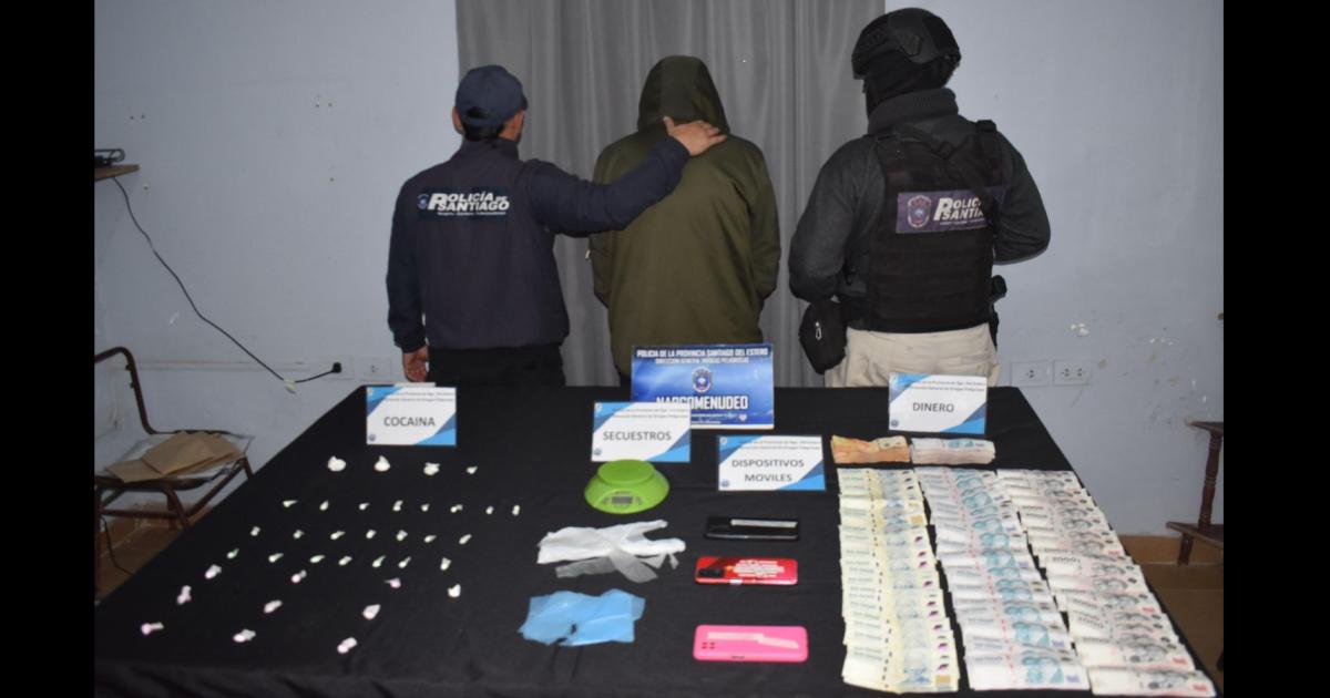 El detenido junto a los elementos secuestrados (Foto- Policía de la Provincia)