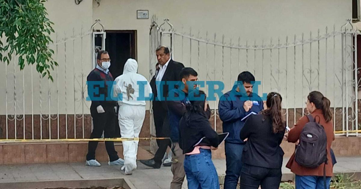 Personal de la Comisaría Comunitaria N13 perita una vivienda de la Calle Irigoyen en La Banda (Foto- Daniel Pérez)