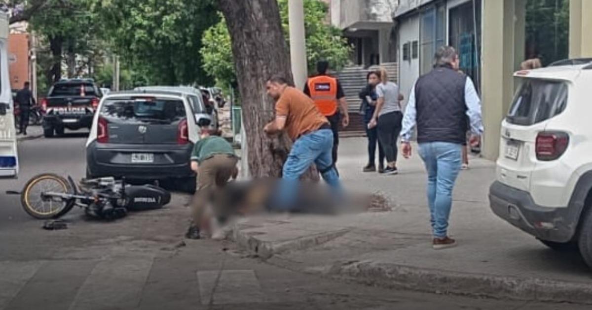 Traacutegico accidente en pleno centro- un motociclista murioacute tras chocar con una camioneta manejada por un menor