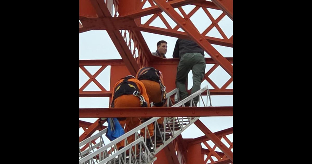 Catamarquentildeo subioacute a la parte superior del Carretero y amenazoacute con arrojarse