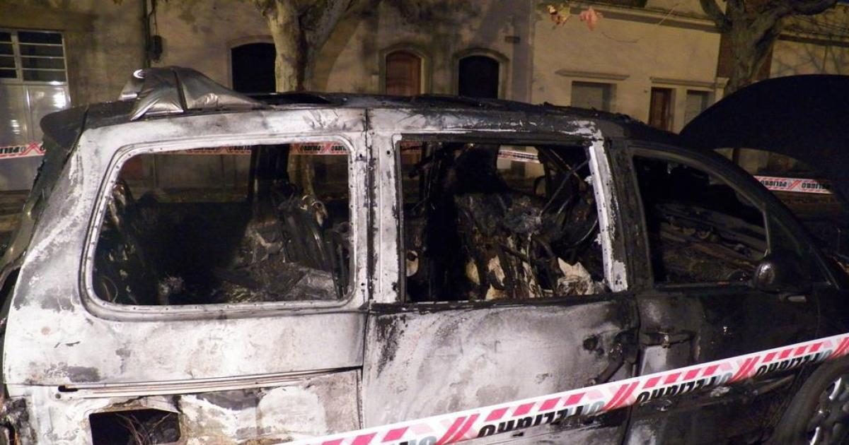 Su esposa le quemoacute el automoacutevil tras descubrir que le era infiel