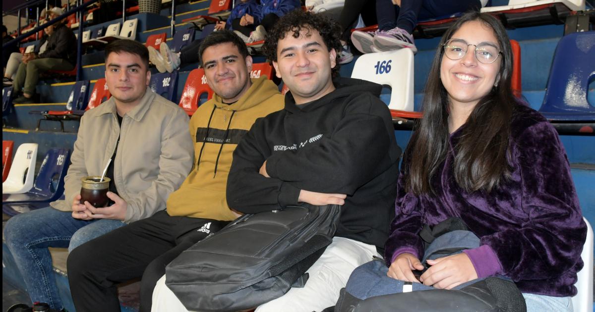 EL BAacuteSQUET FEMENINO REUNIOacute AL PUacuteBLICO