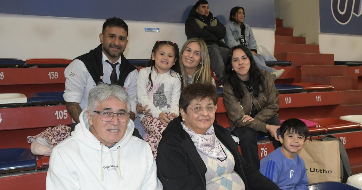 EL BAacuteSQUET FEMENINO REUNIOacute AL PUacuteBLICO