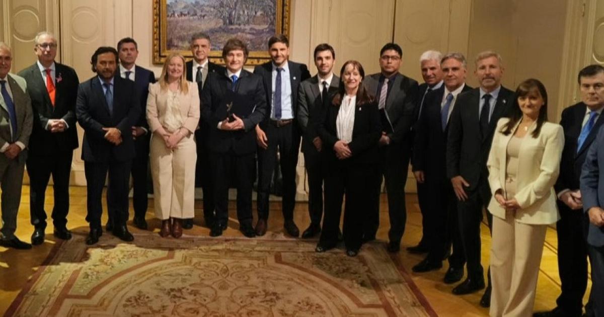 Milei se reunioacute con 20 gobernadores de distinto signo poliacutetico en busca de apertura y consenso