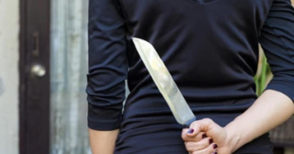 Una mujer irrumpioacute a los gritos con un cuchillo y amenazoacute en el trabajo a su ex un enfermero