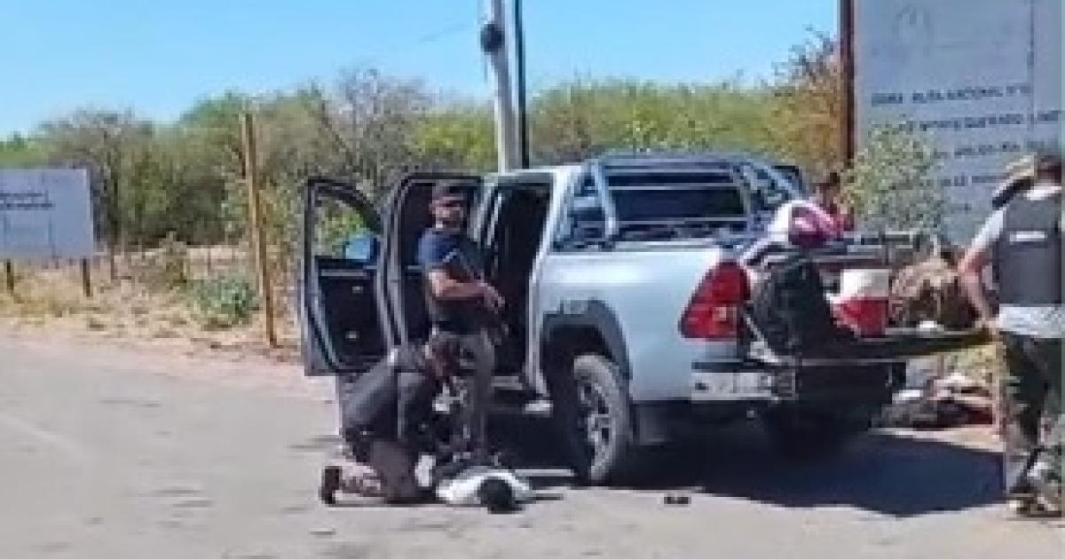 Cae ex gendarme y 8 narcos en Santiago con maacutes de 60 kilos de cocaiacutena en 3 camionetas