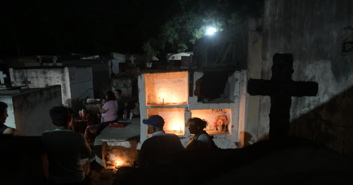 Alumbrada en el cementerio La Vuelta de la Barranca - Sgo del Estero Foto- José Chino Gomez EL LIBERAL