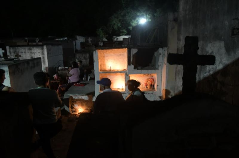Alumbrada en el cementerio La Vuelta de la Barranca - Sgo del Estero Foto- José Chino Gomez EL LIBERAL