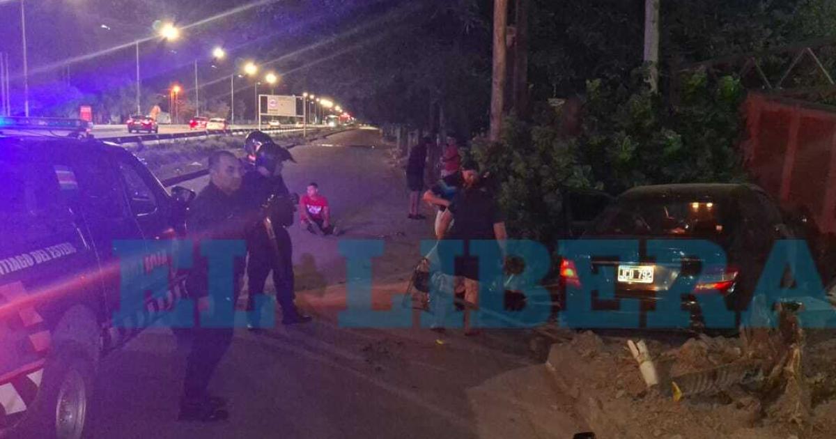 VIDEO Adolescente correntina de paseo por Sgo grave al estrellarse con su auto