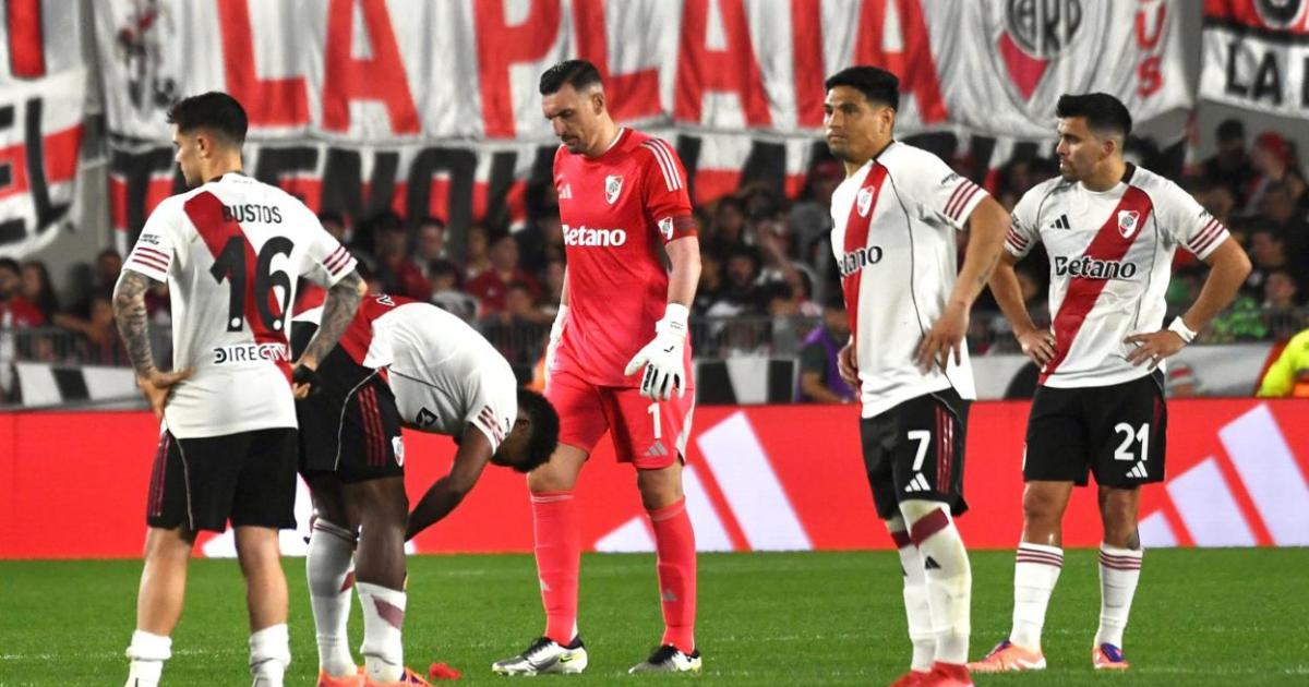 River erroacute un penal en el descuento cayoacute 1 a 0 y sumoacute dudas de cara al Suacuteper