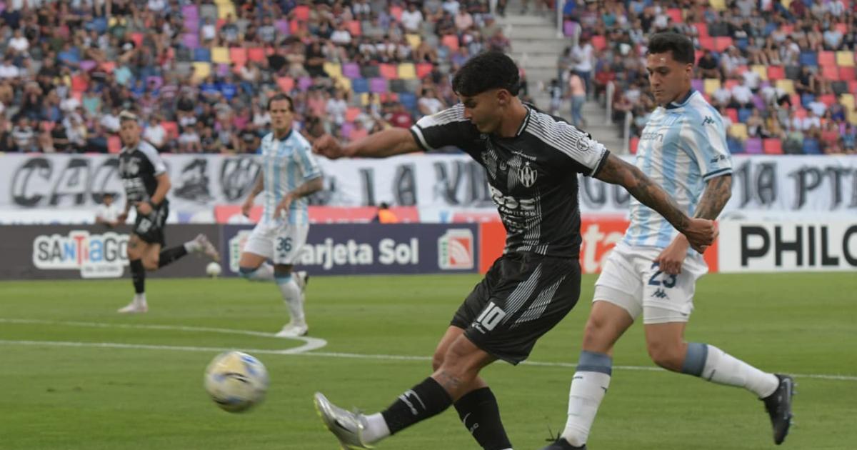 Central Coacuterdoba tuvo las mejores chances empatoacute ante Racing y quedoacute tercero