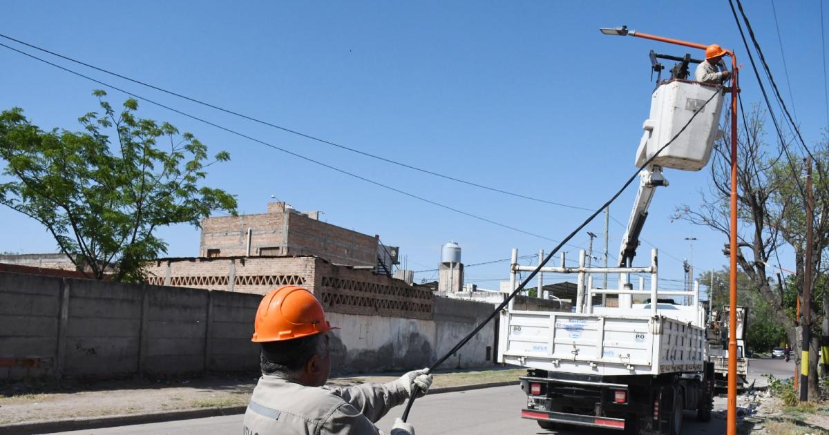 Electricidad de la Municipalidad realiza mejoras del alumbrado en el barrio Caacuteceres