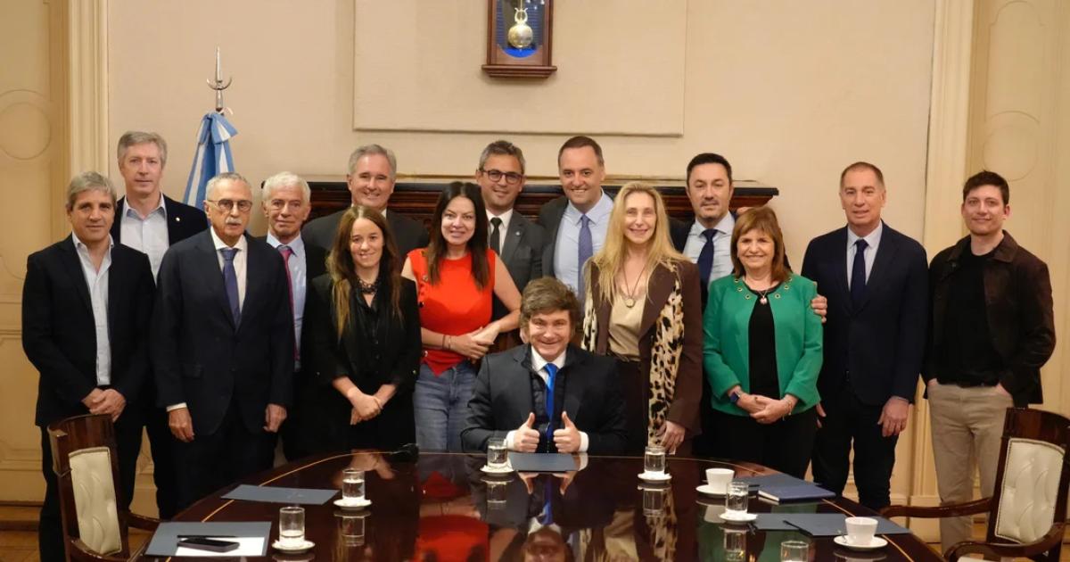 Javier Milei se reuacutene este lunes con su nuevo Gabinete en la Casa Rosada