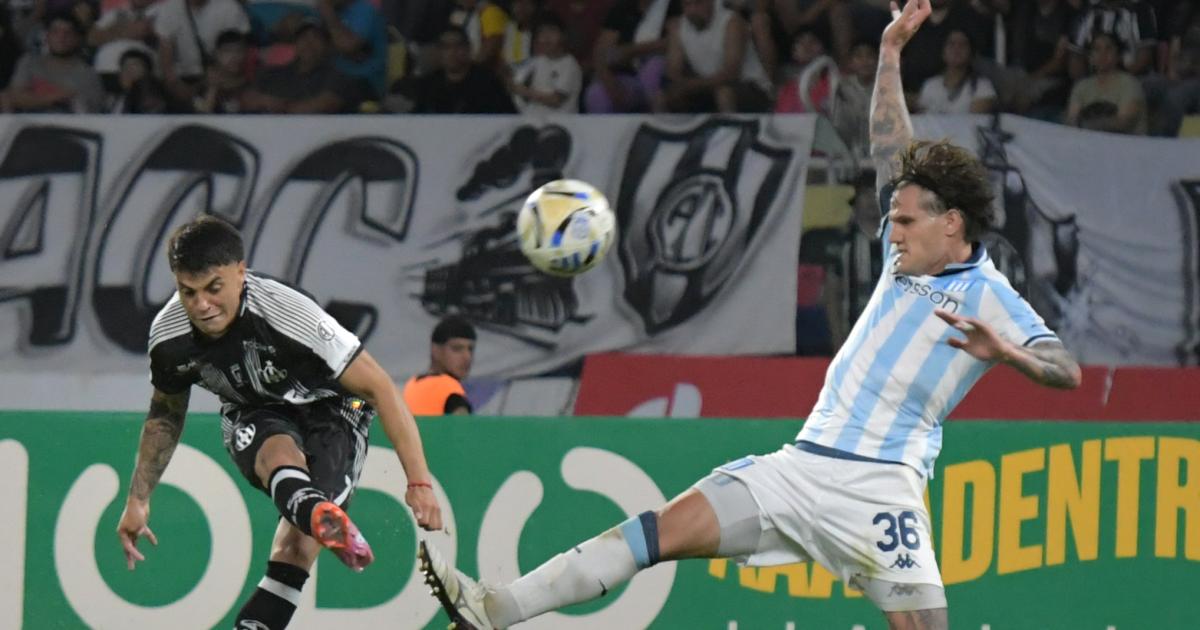 Central Cba tuvo las mejores chances empatoacute ante Racing y quedoacute tercero