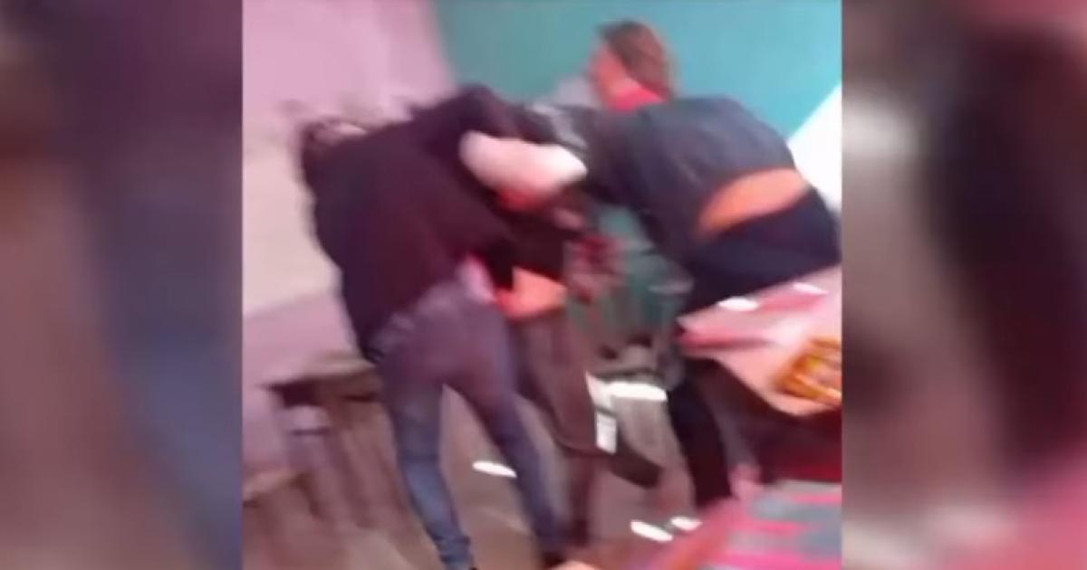 VIDEO Violencia extrema en la escuela- una madre atacoacute a cadenazos a una alumna de 14 antildeos
