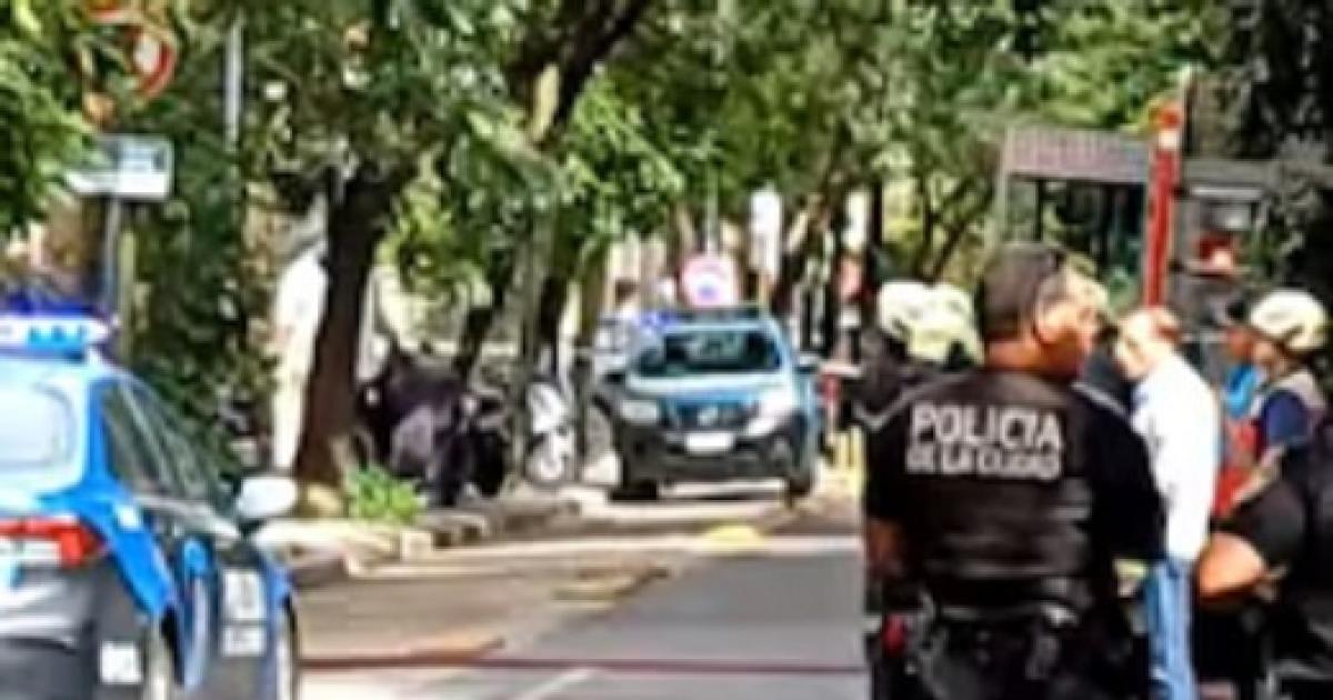 Salidera fatal en Nuacutentildeez- un policiacutea retirado matoacute a un motochorro que intentoacute asaltarlo