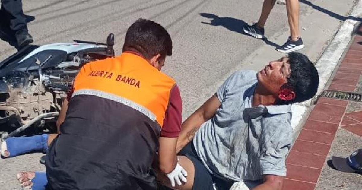 Le roban a una mujer de 71 antildeos y en la huida se estrellan contra un poste