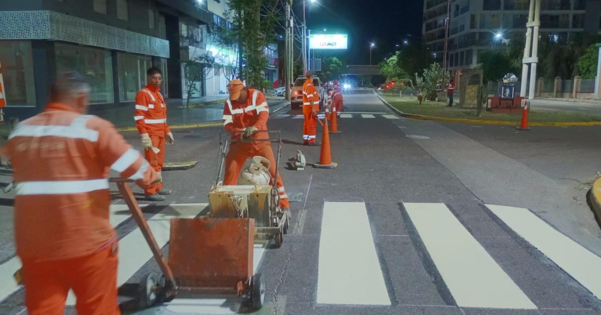 La Municipalidad avanza con la sentildealizacioacuten y demarcacioacuten vial en avenidas y calles del centro