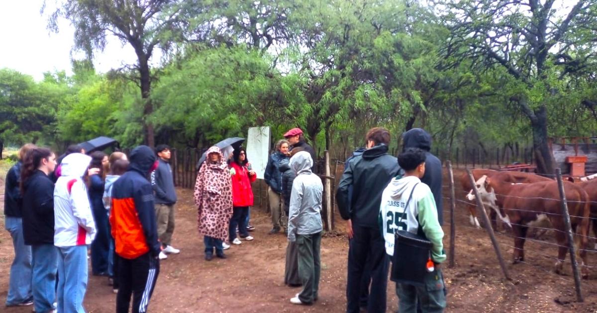 Alumnos de liceo agriacutecola franceacutes visitan el Campo Experimental del INTA