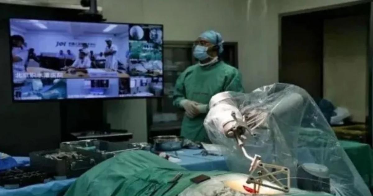 Meacutedicos chinos y una cirugiacutea ocular roboacutetica remota