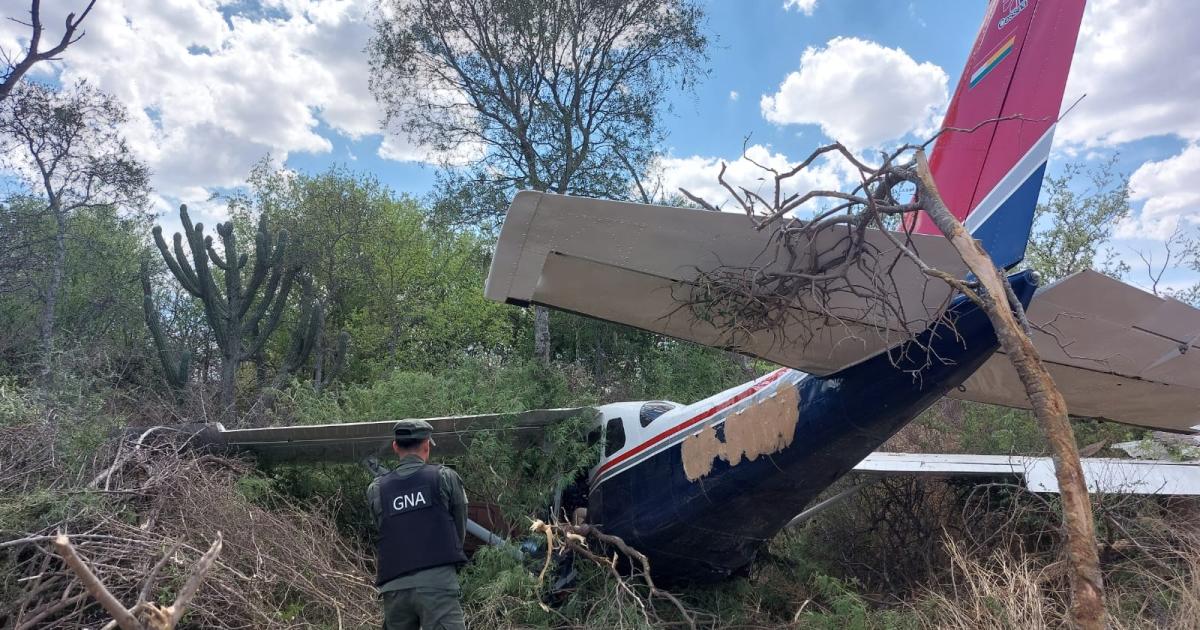 VIDEO  Cae avioneta con 130 kilos de cocaiacutena y buscan a  camionetas que huyeron a Agua Amarga Pellegrini