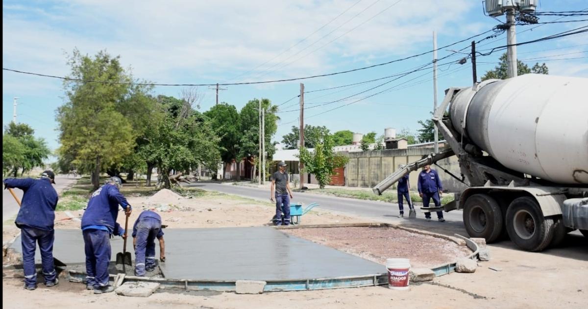 Obras Puacuteblicas construyoacute 42 punteras de hormigoacuten en platabandas del Bdeg Ejeacutercito Argentino