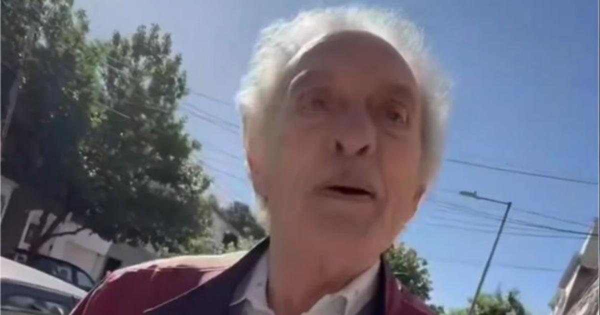 El hombre fue filmado fuera de sí