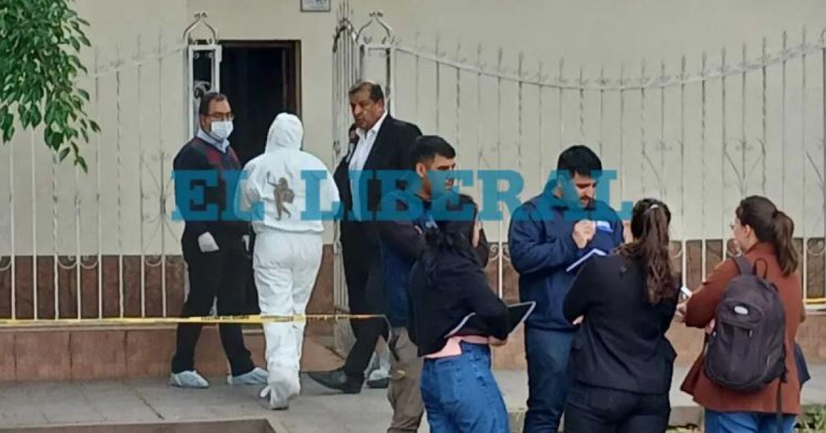 Personal de la Comisaría Comunitaria N13 perita una vivienda de la Calle Irigoyen en La Banda (Foto- Daniel Pérez)