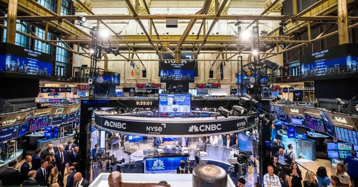 Bonos y acciones en baja con rojos de hasta 7-en-porciento- en Wall Street