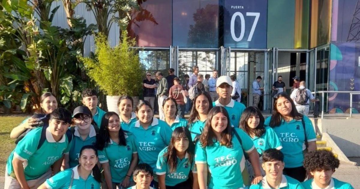 Alumnos de la EFA de Colonia Dora viajaron 24 horas en tren para asistir al Congreso CREA