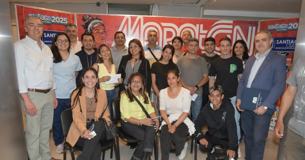 Sonrisas y caras felices en la entrega de los primeros 25 premios de 100000