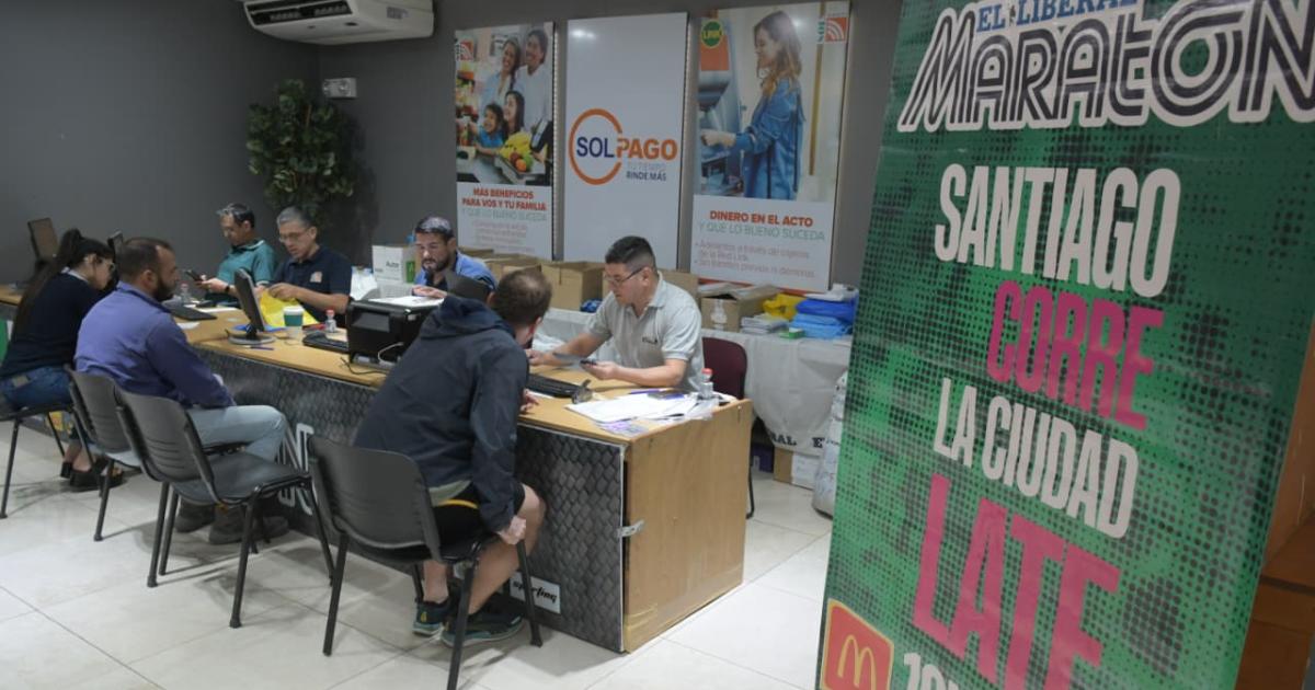 Los atletas del Maratoacuten copan la parada en Tarjeta Sol de Galeriacutea Plaza Mayor para retirar el kit