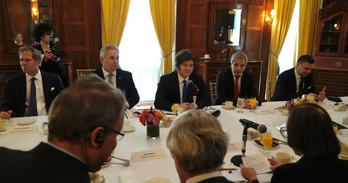 Con el presidente Milei también estuvo el ministro Caputo