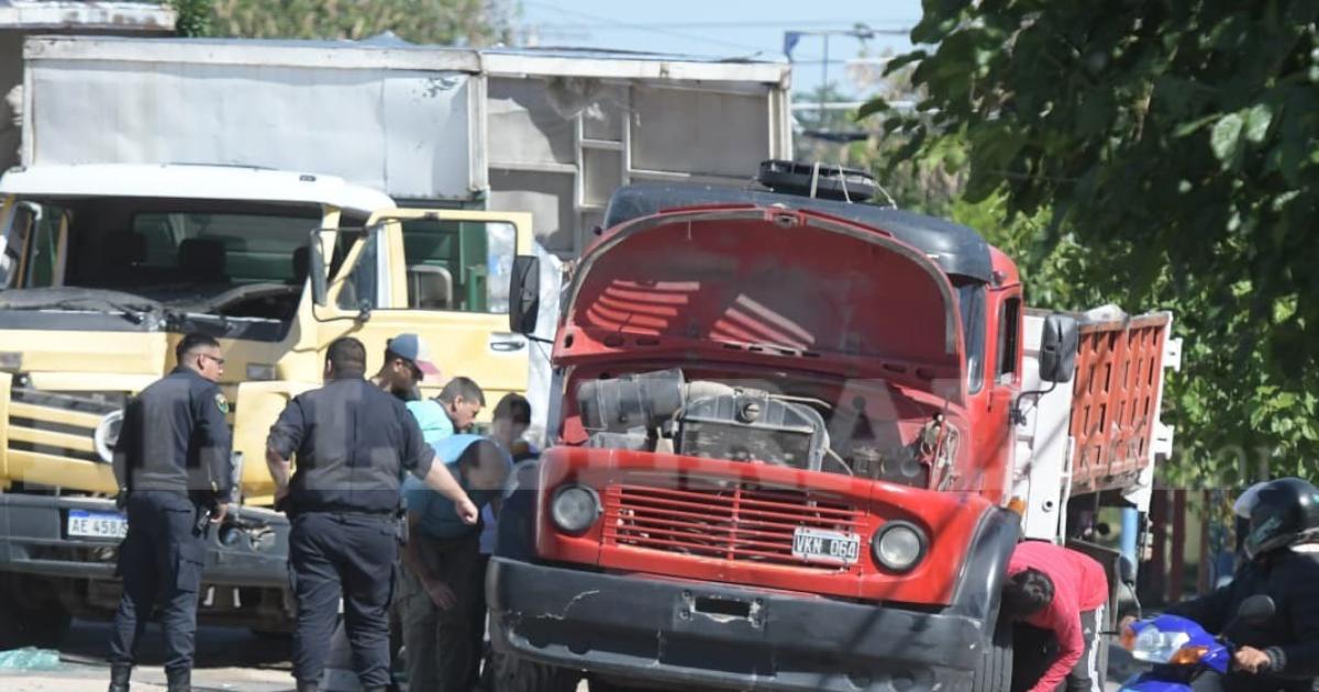 Terrible choque de camiones en el Bordm 8 de Abril- se estacionoacute a descargar arena y lo embistioacute desde atraacutes