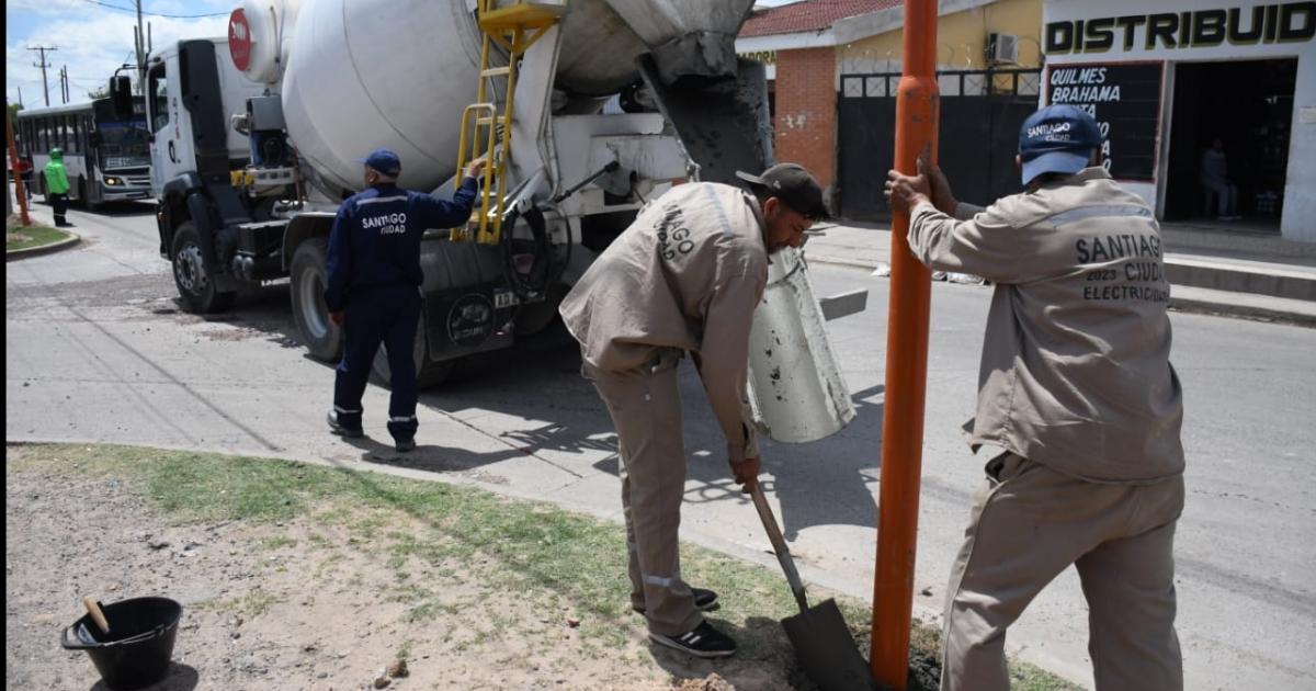 Electricidad de la capital ejecuta obras de mejoras del alumbrado sobre calle Islas Malvinas