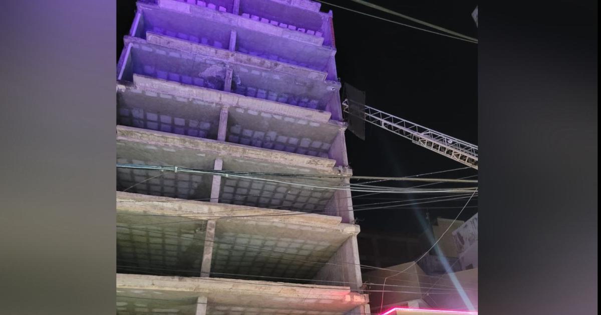 Tensioacuten en el microcentro por una estructura de un sexto piso que cedioacute por el fuerte viento