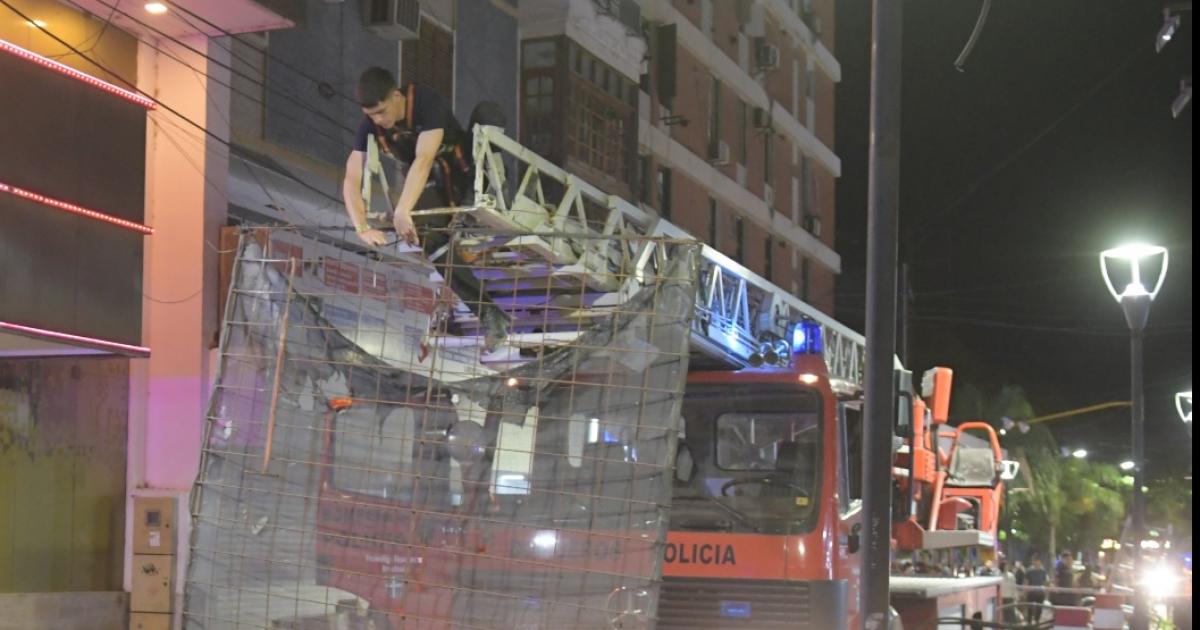 Tensioacuten en el microcentro por una estructura de un sexto piso que cedioacute por el fuerte viento