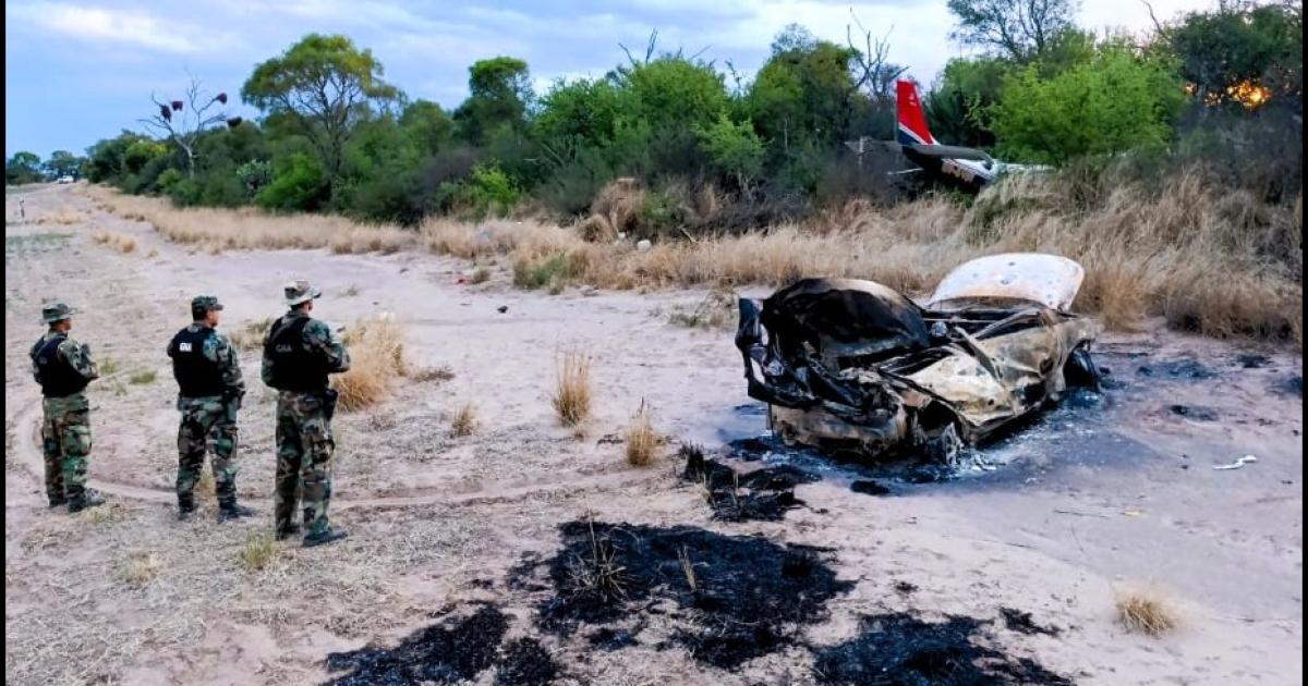 PLATA QUEMADA La cocaína representaba un negocio de  7744000000 Todo se hizo humo por una falla del conductor de la avioneta quien casi mató al santiagueño al estrellarse contra su automóvil en la pista