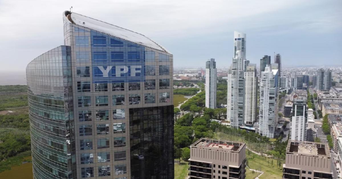 YPF logroacute un fuerte desempentildeo en el tercer trimestre con maacutes produccioacuten y mayores ganancias